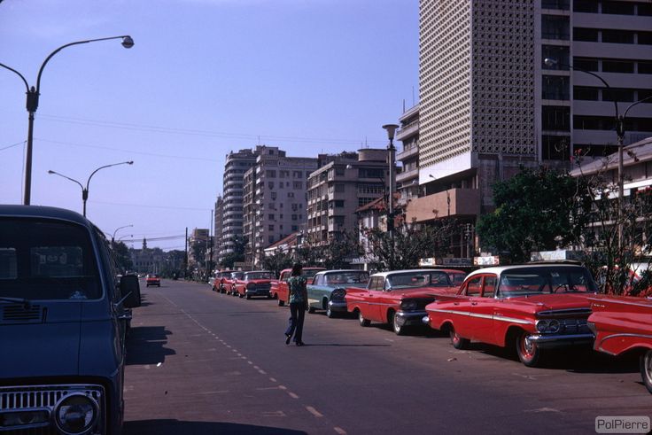 Những chiếc xe ô tô đỗ dọc hai ven đường – 1975