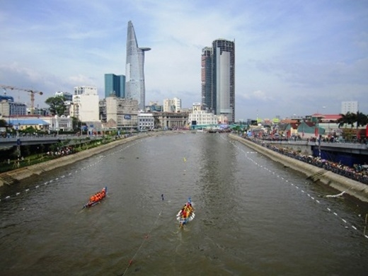 Tàu Hủ là tên gọi sau này của kênh Ruột Ngựa – được đào vào cuối năm 1772 nhằm thông lưu Sài Gòn và miền Tây Nam bộ. Đến ngày nay, kênh Tàu Hủ đã trải dài từ Đông sang Tây Sài Gòn.